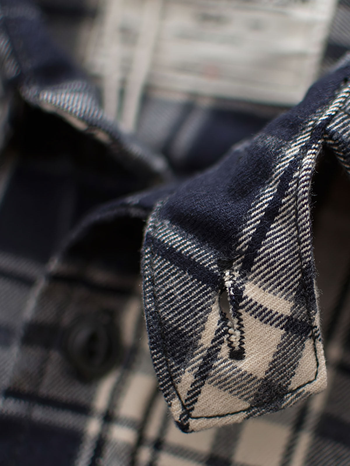 製品画像
「ヴィンテージ加工を施したチェック柄厚手シャツ全体のイメージ。クラシックなアメカジデザインと300gのTR混紡生地が特徴で、5色展開の豊富な選択肢を提供。」
詳細画像
「ツーポケットディテールとヴィンテージ加工チェック柄が施されたTR混紡生地のクローズアップ。滑らかな触感とフランネルのような暖かさを備えた300gの厚手素材。」