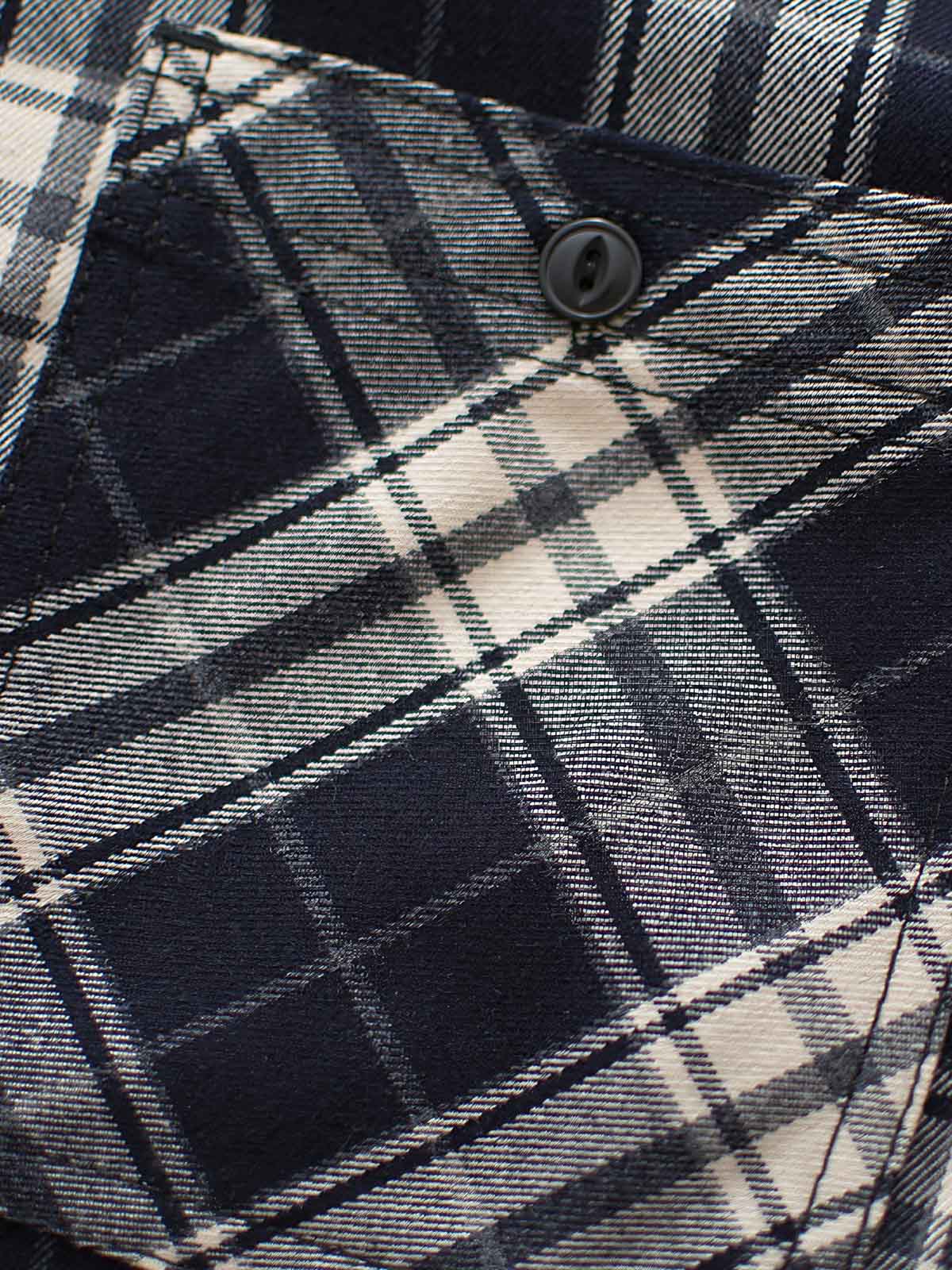 製品画像
「ヴィンテージ加工を施したチェック柄厚手シャツ全体のイメージ。クラシックなアメカジデザインと300gのTR混紡生地が特徴で、5色展開の豊富な選択肢を提供。」
詳細画像
「ツーポケットディテールとヴィンテージ加工チェック柄が施されたTR混紡生地のクローズアップ。滑らかな触感とフランネルのような暖かさを備えた300gの厚手素材。」