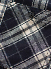 製品画像
「ヴィンテージ加工を施したチェック柄厚手シャツ全体のイメージ。クラシックなアメカジデザインと300gのTR混紡生地が特徴で、5色展開の豊富な選択肢を提供。」
詳細画像
「ツーポケットディテールとヴィンテージ加工チェック柄が施されたTR混紡生地のクローズアップ。滑らかな触感とフランネルのような暖かさを備えた300gの厚手素材。」
