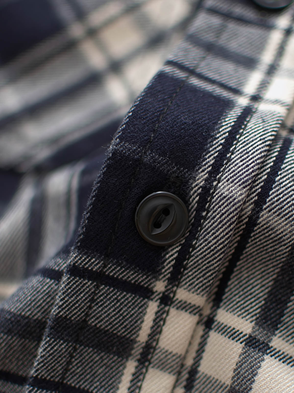 製品画像
「ヴィンテージ加工を施したチェック柄厚手シャツ全体のイメージ。クラシックなアメカジデザインと300gのTR混紡生地が特徴で、5色展開の豊富な選択肢を提供。」
詳細画像
「ツーポケットディテールとヴィンテージ加工チェック柄が施されたTR混紡生地のクローズアップ。滑らかな触感とフランネルのような暖かさを備えた300gの厚手素材。」