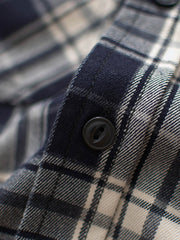 製品画像
「ヴィンテージ加工を施したチェック柄厚手シャツ全体のイメージ。クラシックなアメカジデザインと300gのTR混紡生地が特徴で、5色展開の豊富な選択肢を提供。」
詳細画像
「ツーポケットディテールとヴィンテージ加工チェック柄が施されたTR混紡生地のクローズアップ。滑らかな触感とフランネルのような暖かさを備えた300gの厚手素材。」