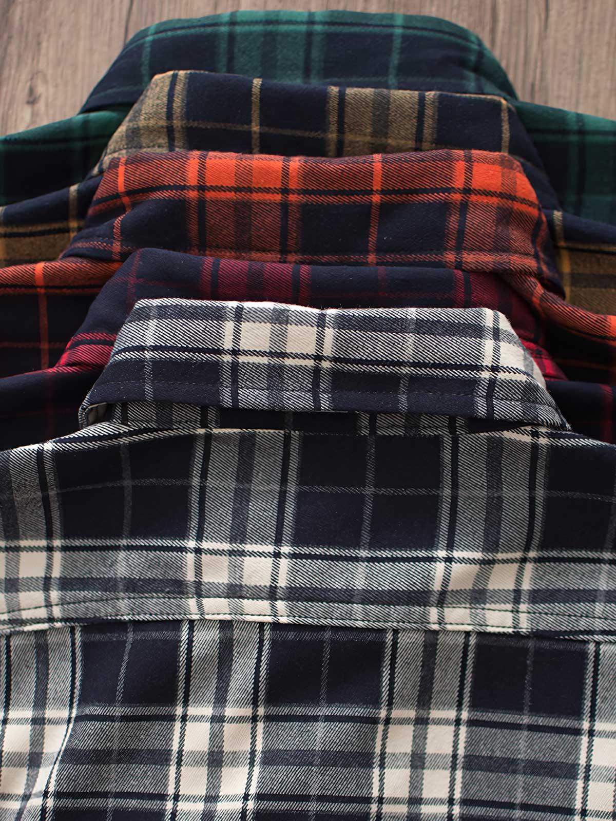 製品画像
「ヴィンテージ加工を施したチェック柄厚手シャツ全体のイメージ。クラシックなアメカジデザインと300gのTR混紡生地が特徴で、5色展開の豊富な選択肢を提供。」
詳細画像
「ツーポケットディテールとヴィンテージ加工チェック柄が施されたTR混紡生地のクローズアップ。滑らかな触感とフランネルのような暖かさを備えた300gの厚手素材。」