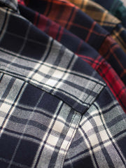 製品画像
「ヴィンテージ加工を施したチェック柄厚手シャツ全体のイメージ。クラシックなアメカジデザインと300gのTR混紡生地が特徴で、5色展開の豊富な選択肢を提供。」
詳細画像
「ツーポケットディテールとヴィンテージ加工チェック柄が施されたTR混紡生地のクローズアップ。滑らかな触感とフランネルのような暖かさを備えた300gの厚手素材。」