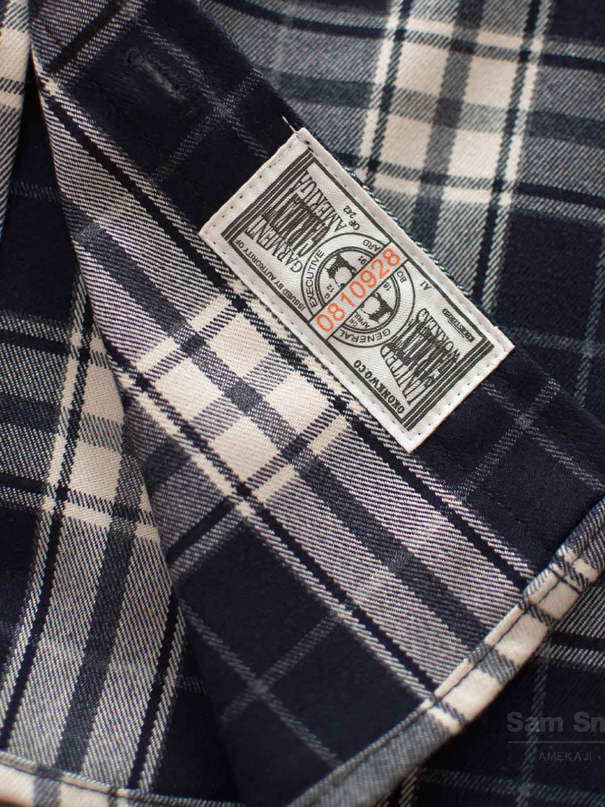 製品画像
「ヴィンテージ加工を施したチェック柄厚手シャツ全体のイメージ。クラシックなアメカジデザインと300gのTR混紡生地が特徴で、5色展開の豊富な選択肢を提供。」
詳細画像
「ツーポケットディテールとヴィンテージ加工チェック柄が施されたTR混紡生地のクローズアップ。滑らかな触感とフランネルのような暖かさを備えた300gの厚手素材。」