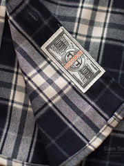 製品画像
「ヴィンテージ加工を施したチェック柄厚手シャツ全体のイメージ。クラシックなアメカジデザインと300gのTR混紡生地が特徴で、5色展開の豊富な選択肢を提供。」
詳細画像
「ツーポケットディテールとヴィンテージ加工チェック柄が施されたTR混紡生地のクローズアップ。滑らかな触感とフランネルのような暖かさを備えた300gの厚手素材。」