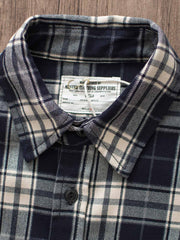 製品画像
「ヴィンテージ加工を施したチェック柄厚手シャツ全体のイメージ。クラシックなアメカジデザインと300gのTR混紡生地が特徴で、5色展開の豊富な選択肢を提供。」
詳細画像
「ツーポケットディテールとヴィンテージ加工チェック柄が施されたTR混紡生地のクローズアップ。滑らかな触感とフランネルのような暖かさを備えた300gの厚手素材。」