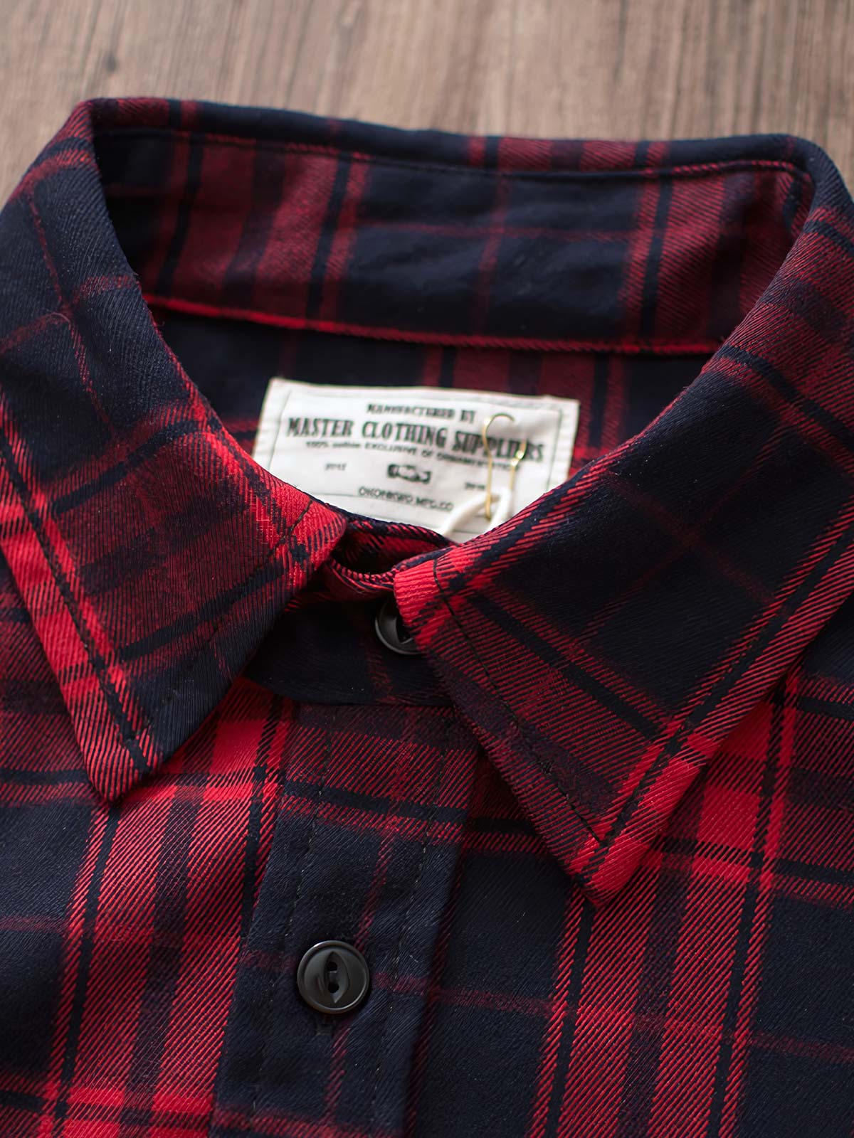 製品画像
「ヴィンテージ加工を施したチェック柄厚手シャツ全体のイメージ。クラシックなアメカジデザインと300gのTR混紡生地が特徴で、5色展開の豊富な選択肢を提供。」
詳細画像
「ツーポケットディテールとヴィンテージ加工チェック柄が施されたTR混紡生地のクローズアップ。滑らかな触感とフランネルのような暖かさを備えた300gの厚手素材。」