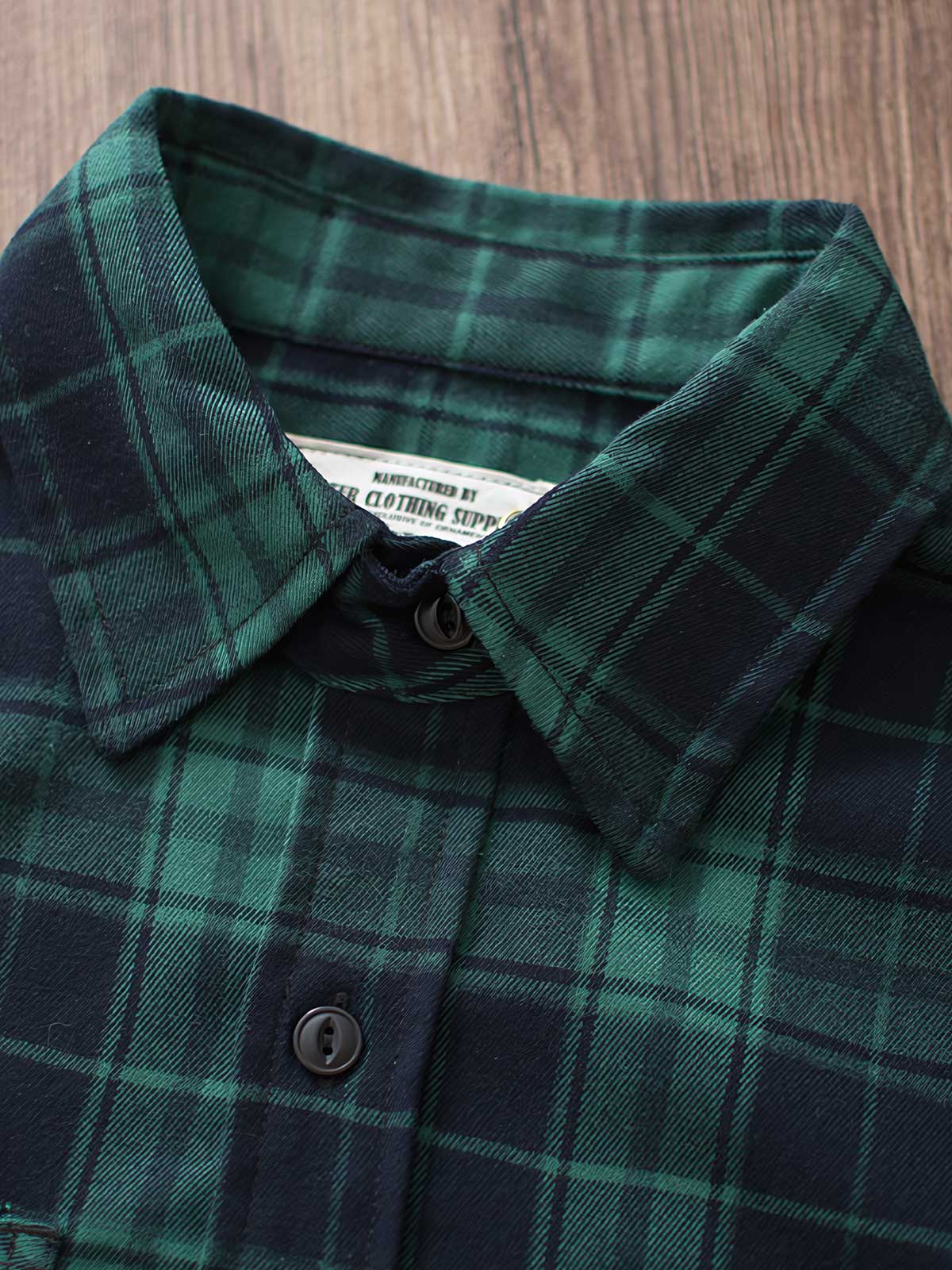 製品画像
「ヴィンテージ加工を施したチェック柄厚手シャツ全体のイメージ。クラシックなアメカジデザインと300gのTR混紡生地が特徴で、5色展開の豊富な選択肢を提供。」
詳細画像
「ツーポケットディテールとヴィンテージ加工チェック柄が施されたTR混紡生地のクローズアップ。滑らかな触感とフランネルのような暖かさを備えた300gの厚手素材。」