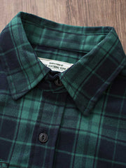 製品画像
「ヴィンテージ加工を施したチェック柄厚手シャツ全体のイメージ。クラシックなアメカジデザインと300gのTR混紡生地が特徴で、5色展開の豊富な選択肢を提供。」
詳細画像
「ツーポケットディテールとヴィンテージ加工チェック柄が施されたTR混紡生地のクローズアップ。滑らかな触感とフランネルのような暖かさを備えた300gの厚手素材。」