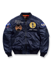 製品画像: 爆撃機部隊エンブレムがデザインされたパイロットジャケットの正面画像
詳細画像: 航空刺繍エンブレムとリブ付き襟、袖口のディテール