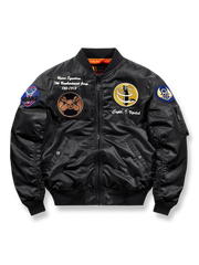 製品画像: 爆撃機部隊エンブレムがデザインされたパイロットジャケットの正面画像
詳細画像: 航空刺繍エンブレムとリブ付き襟、袖口のディテール