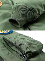 製品画像: 爆撃機部隊エンブレムがデザインされたパイロットジャケットの正面画像
詳細画像: 航空刺繍エンブレムとリブ付き襟、袖口のディテール