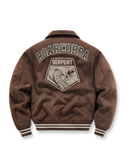 製品画像: コブラ刺繍ウール空軍ベースボールジャケットの全体画像、ヴィンテージミリタリースタイルとタオル刺繍デザインが特徴
詳細画像: 胸元の「K」タオル刺繍とコブラ刺繍のディテール、ミリタリースタイルの象徴