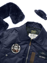製品画像: B-15シープスキン襟付きフライトジャケットの全体画像、クラシックなアメカジミリタリースタイル
詳細画像: 取り外し可能なシープスキン襟とアームポケットのワッペンのディテール