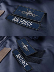 製品画像: B-15シープスキン襟付きフライトジャケットの全体画像、クラシックなアメカジミリタリースタイル
詳細画像: 取り外し可能なシープスキン襟とアームポケットのワッペンのディテール