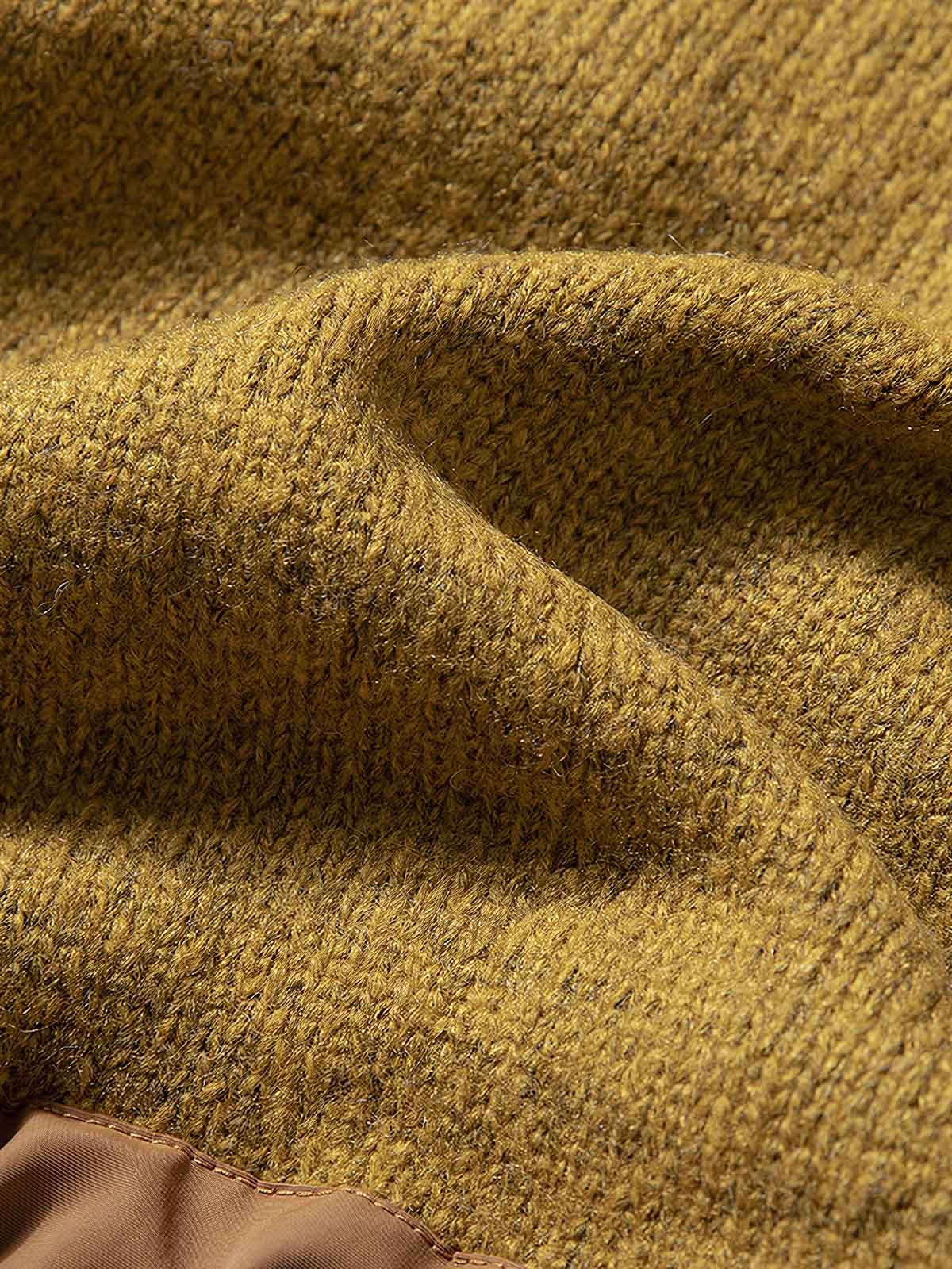 製品画像
「ウール混紡ニットセーター、バイカラー切り替えデザインと防水ナイロン裾、粗い五本針編みで重厚感を演出し、高い保温性を提供。ジッパーポケットと太めドローコードによる実用性と視覚的アクセントが特徴。」
詳細画像
「粗い五本針編みで編まれたウール混紡ニット、ジッパーポケットが胸元に配置され、防水ナイロン裾で耐久性と防水性を実現。裾の太めドローコードで調整可能なフィット感。」