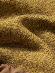 製品画像
「ウール混紡ニットセーター、バイカラー切り替えデザインと防水ナイロン裾、粗い五本針編みで重厚感を演出し、高い保温性を提供。ジッパーポケットと太めドローコードによる実用性と視覚的アクセントが特徴。」
詳細画像
「粗い五本針編みで編まれたウール混紡ニット、ジッパーポケットが胸元に配置され、防水ナイロン裾で耐久性と防水性を実現。裾の太めドローコードで調整可能なフィット感。」