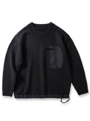 製品画像
「ウール混紡ニットセーター、バイカラー切り替えデザインと防水ナイロン裾、粗い五本針編みで重厚感を演出し、高い保温性を提供。ジッパーポケットと太めドローコードによる実用性と視覚的アクセントが特徴。」
詳細画像
「粗い五本針編みで編まれたウール混紡ニット、ジッパーポケットが胸元に配置され、防水ナイロン裾で耐久性と防水性を実現。裾の太めドローコードで調整可能なフィット感。」