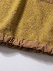 製品画像
「ウール混紡ニットセーター、バイカラー切り替えデザインと防水ナイロン裾、粗い五本針編みで重厚感を演出し、高い保温性を提供。ジッパーポケットと太めドローコードによる実用性と視覚的アクセントが特徴。」
詳細画像
「粗い五本針編みで編まれたウール混紡ニット、ジッパーポケットが胸元に配置され、防水ナイロン裾で耐久性と防水性を実現。裾の太めドローコードで調整可能なフィット感。」