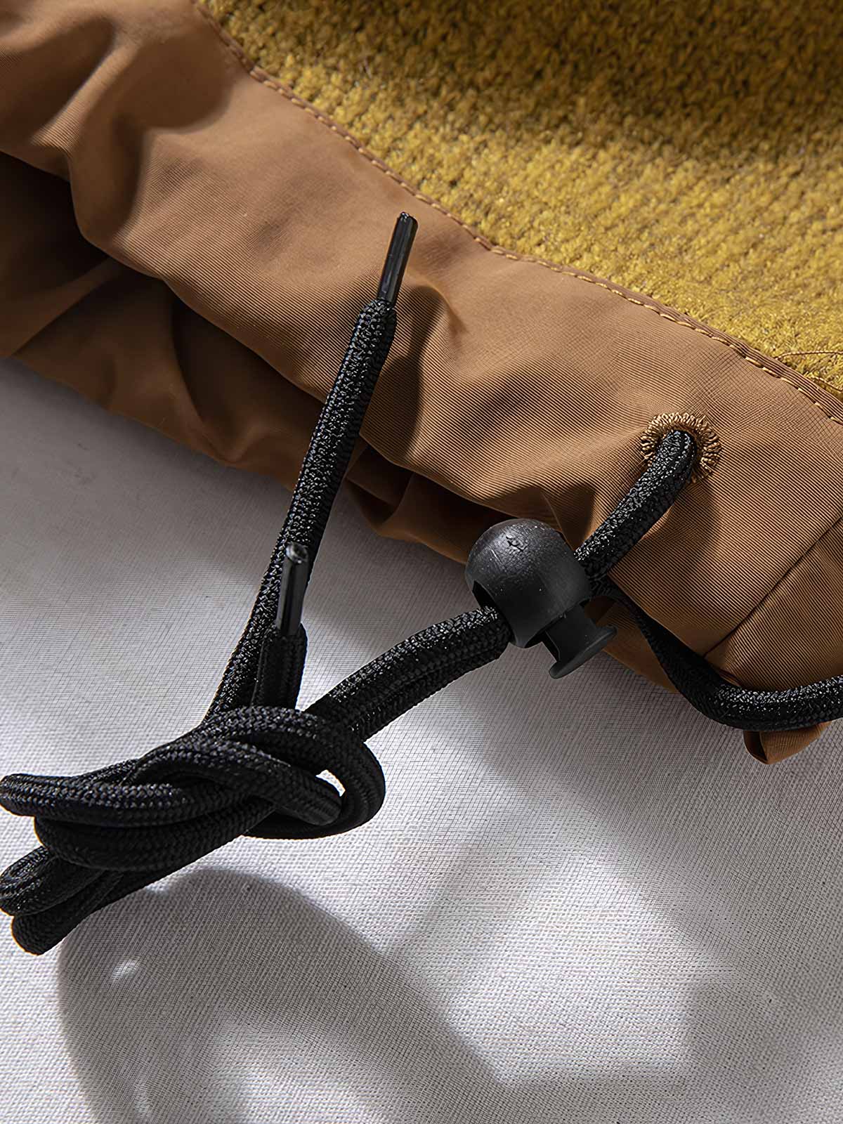 製品画像
「ウール混紡ニットセーター、バイカラー切り替えデザインと防水ナイロン裾、粗い五本針編みで重厚感を演出し、高い保温性を提供。ジッパーポケットと太めドローコードによる実用性と視覚的アクセントが特徴。」
詳細画像
「粗い五本針編みで編まれたウール混紡ニット、ジッパーポケットが胸元に配置され、防水ナイロン裾で耐久性と防水性を実現。裾の太めドローコードで調整可能なフィット感。」