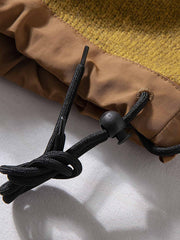 製品画像
「ウール混紡ニットセーター、バイカラー切り替えデザインと防水ナイロン裾、粗い五本針編みで重厚感を演出し、高い保温性を提供。ジッパーポケットと太めドローコードによる実用性と視覚的アクセントが特徴。」
詳細画像
「粗い五本針編みで編まれたウール混紡ニット、ジッパーポケットが胸元に配置され、防水ナイロン裾で耐久性と防水性を実現。裾の太めドローコードで調整可能なフィット感。」