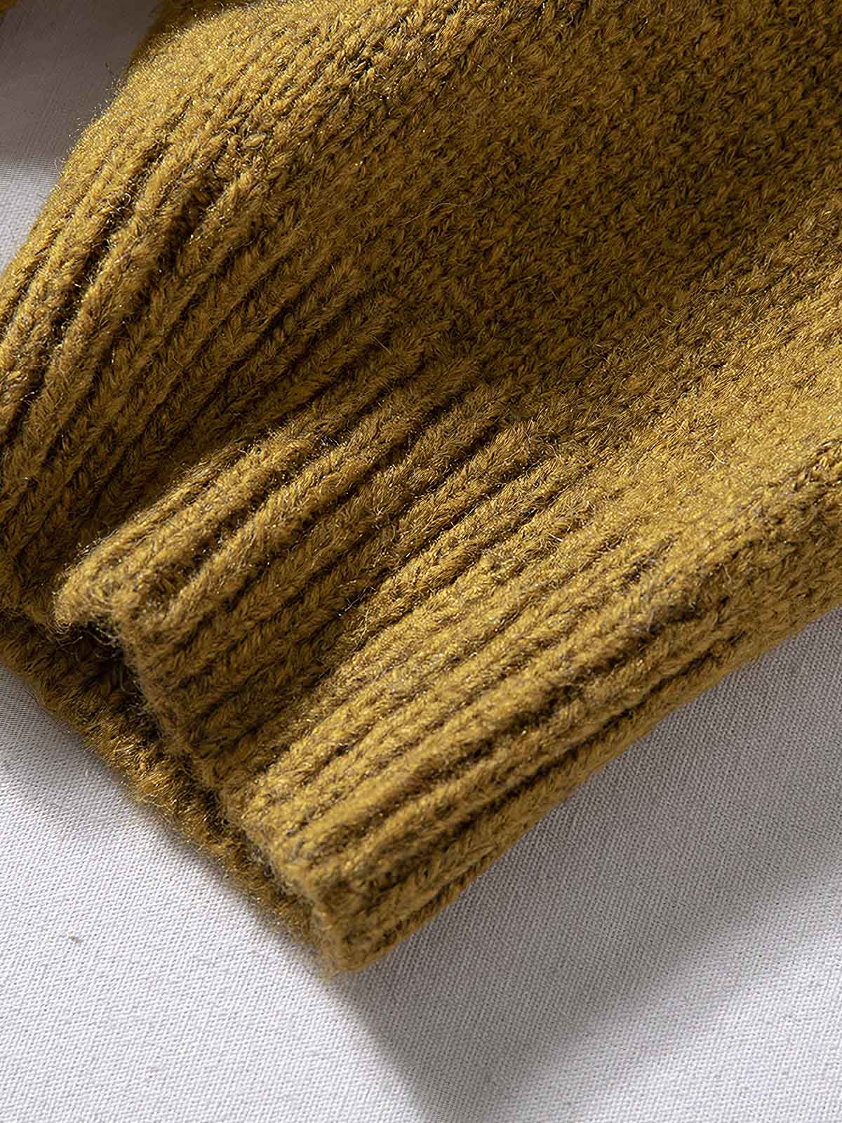 製品画像
「ウール混紡ニットセーター、バイカラー切り替えデザインと防水ナイロン裾、粗い五本針編みで重厚感を演出し、高い保温性を提供。ジッパーポケットと太めドローコードによる実用性と視覚的アクセントが特徴。」
詳細画像
「粗い五本針編みで編まれたウール混紡ニット、ジッパーポケットが胸元に配置され、防水ナイロン裾で耐久性と防水性を実現。裾の太めドローコードで調整可能なフィット感。」