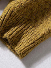 製品画像
「ウール混紡ニットセーター、バイカラー切り替えデザインと防水ナイロン裾、粗い五本針編みで重厚感を演出し、高い保温性を提供。ジッパーポケットと太めドローコードによる実用性と視覚的アクセントが特徴。」
詳細画像
「粗い五本針編みで編まれたウール混紡ニット、ジッパーポケットが胸元に配置され、防水ナイロン裾で耐久性と防水性を実現。裾の太めドローコードで調整可能なフィット感。」