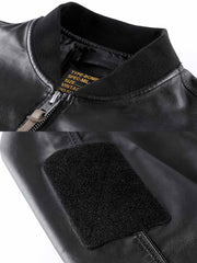 製品画像:
フライトジャケット パイロットレザーの全体画像、PUコーティング生地とミリタリー感溢れるデザインが特徴的なタフなフライトジャケット。
詳細画像:
ジャケットのジッパーと多機能ポケットのディテール特写、カスタムパイピングが施されたポケットが高級感を引き立てます。