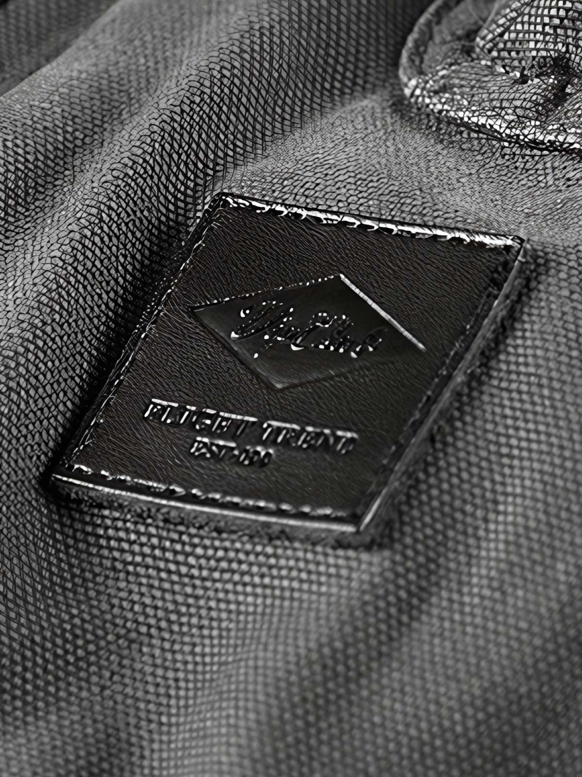 製品画像
「厚手 防風 フライトジャケットの全体像。クラシックなBomber Jacketデザインにダブルジッパー仕様と防寒性を備えたスタイリッシュな冬のアウター」
詳細画像
「フライトジャケットのダブルジッパーとスナップボタン付き防犯ポケットのディテールクローズアップ。実用性とデザイン性を融合したディテール」