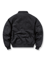 製品画像
「厚手 防風 フライトジャケットの全体像。クラシックなBomber Jacketデザインにダブルジッパー仕様と防寒性を備えたスタイリッシュな冬のアウター」
詳細画像
「フライトジャケットのダブルジッパーとスナップボタン付き防犯ポケットのディテールクローズアップ。実用性とデザイン性を融合したディテール」