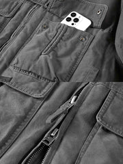 製品画像
「厚手 防風 フライトジャケットの全体像。クラシックなBomber Jacketデザインにダブルジッパー仕様と防寒性を備えたスタイリッシュな冬のアウター」
詳細画像
「フライトジャケットのダブルジッパーとスナップボタン付き防犯ポケットのディテールクローズアップ。実用性とデザイン性を融合したディテール」