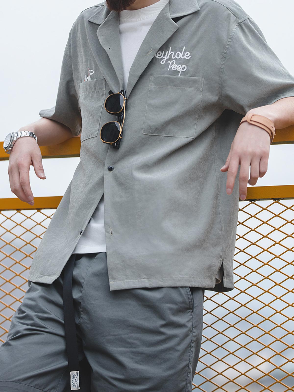 モデルが着用したフレンチヴィンテージピーチスキンキューバカラーシャツのスタイリング