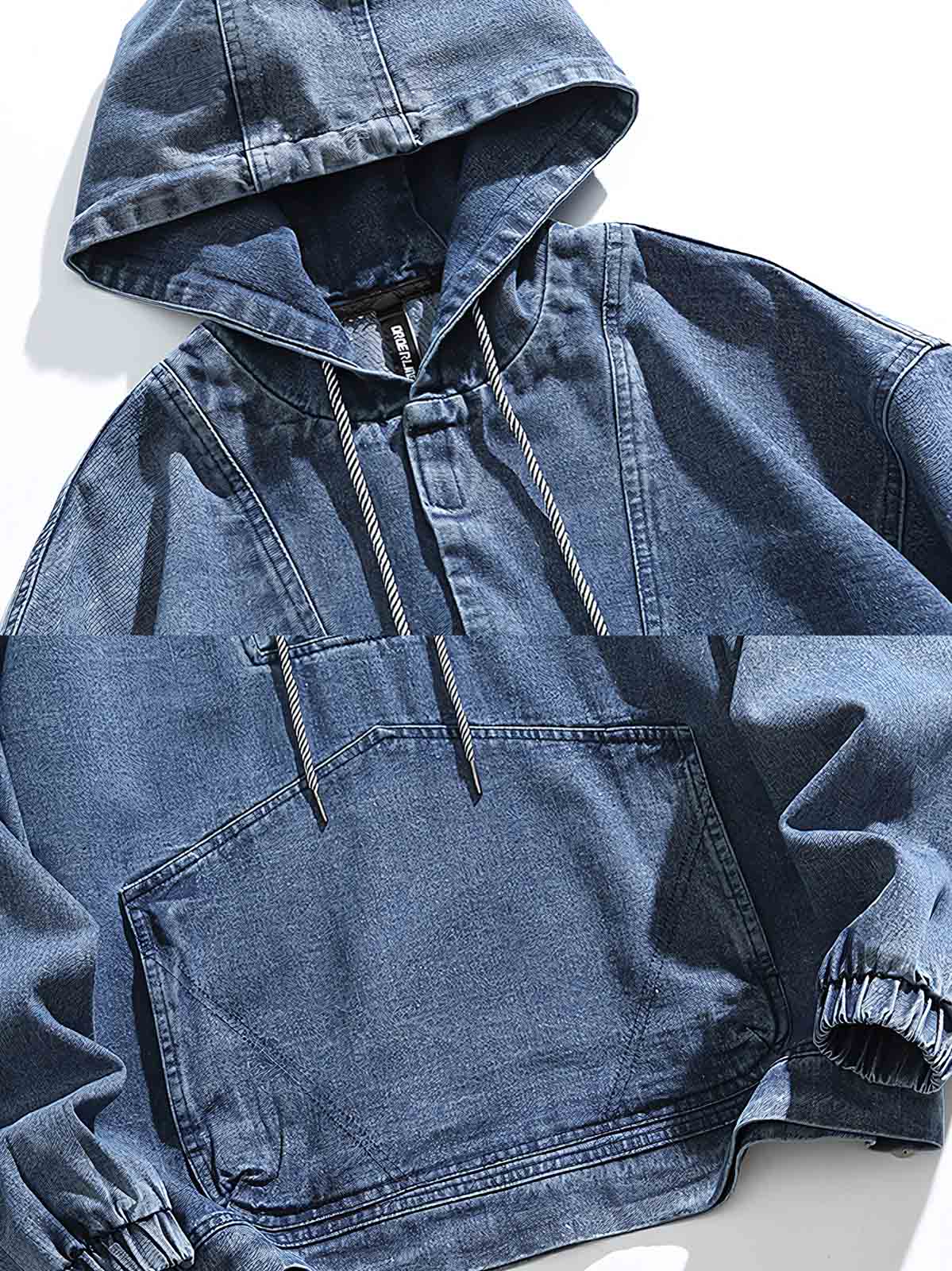 製品画像: フード付き デニムジャケット。水洗い加工で仕上げたクラシックなレトロスタイルのルーズフィットジャケットの正面全体展示図。
詳細画像: 高品質なコットンデニム素材の柔らかい肌触りと、便利なカンガルーポケットのディテールクローズアップ。