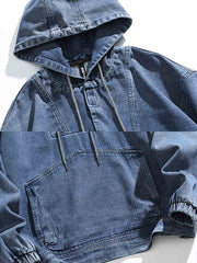 製品画像: フード付き デニムジャケット。水洗い加工で仕上げたクラシックなレトロスタイルのルーズフィットジャケットの正面全体展示図。
詳細画像: 高品質なコットンデニム素材の柔らかい肌触りと、便利なカンガルーポケットのディテールクローズアップ。