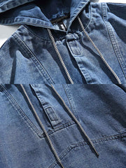 製品画像: フード付き デニムジャケット。水洗い加工で仕上げたクラシックなレトロスタイルのルーズフィットジャケットの正面全体展示図。
詳細画像: 高品質なコットンデニム素材の柔らかい肌触りと、便利なカンガルーポケットのディテールクローズアップ。