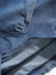 製品画像: フード付き デニムジャケット。水洗い加工で仕上げたクラシックなレトロスタイルのルーズフィットジャケットの正面全体展示図。
詳細画像: 高品質なコットンデニム素材の柔らかい肌触りと、便利なカンガルーポケットのディテールクローズアップ。