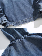 製品画像: フード付き デニムジャケット。水洗い加工で仕上げたクラシックなレトロスタイルのルーズフィットジャケットの正面全体展示図。
詳細画像: 高品質なコットンデニム素材の柔らかい肌触りと、便利なカンガルーポケットのディテールクローズアップ。