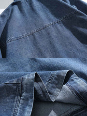 製品画像: フード付き デニムジャケット。水洗い加工で仕上げたクラシックなレトロスタイルのルーズフィットジャケットの正面全体展示図。
詳細画像: 高品質なコットンデニム素材の柔らかい肌触りと、便利なカンガルーポケットのディテールクローズアップ。