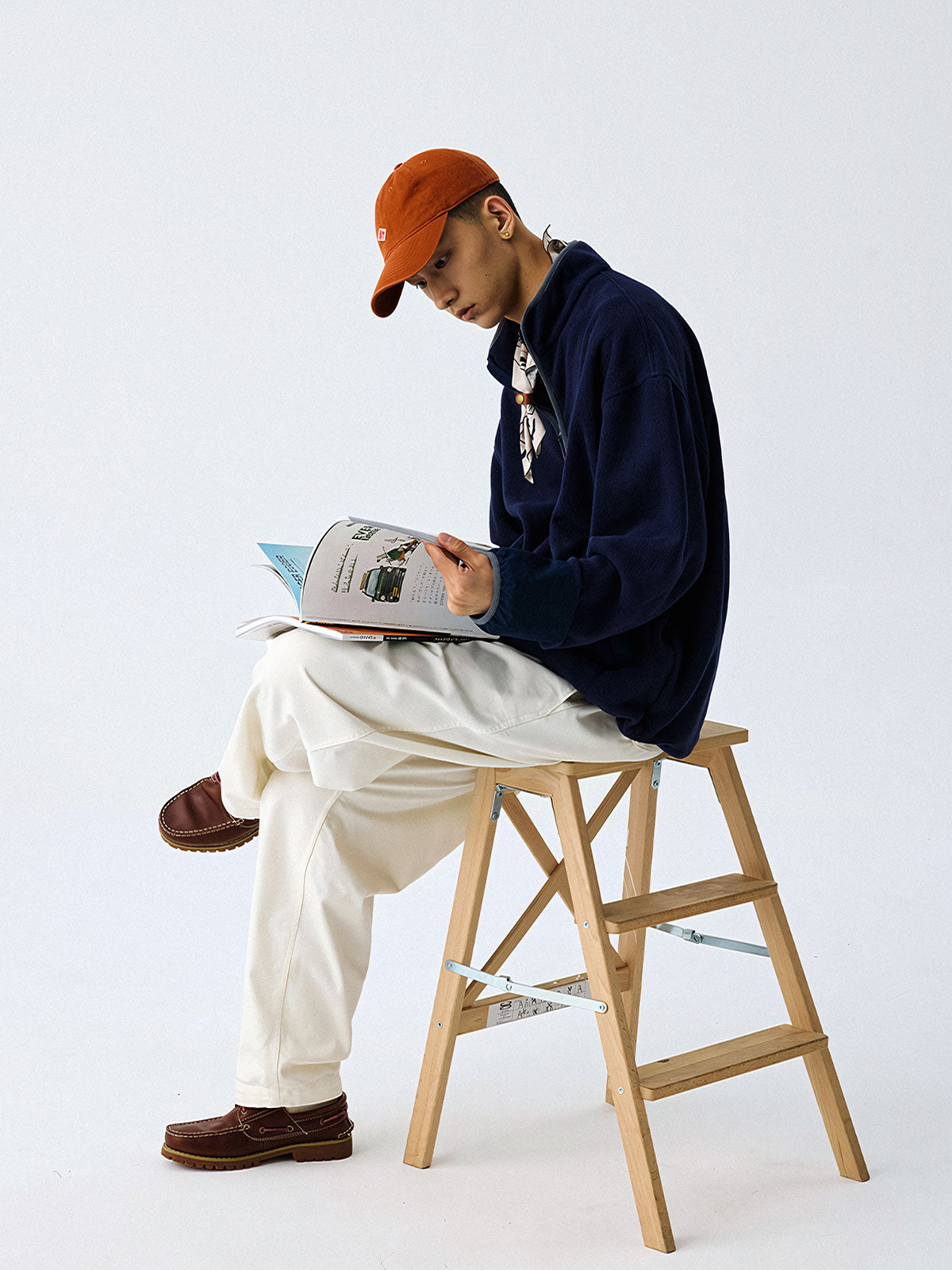 詳細画像
"ハーフジップスタンドカラーフリーススウェットのディテール、胸元の刺繍デザイン、ポケット付き、シンプルでモダンな配色、秋冬に最適な素材感"
モデル画像
"モデル着用 ハーフジップスタンドカラーフリーススウェット、スタイリッシュで都会的なデザイン、シンプルな無地と配色デザインが魅力的"