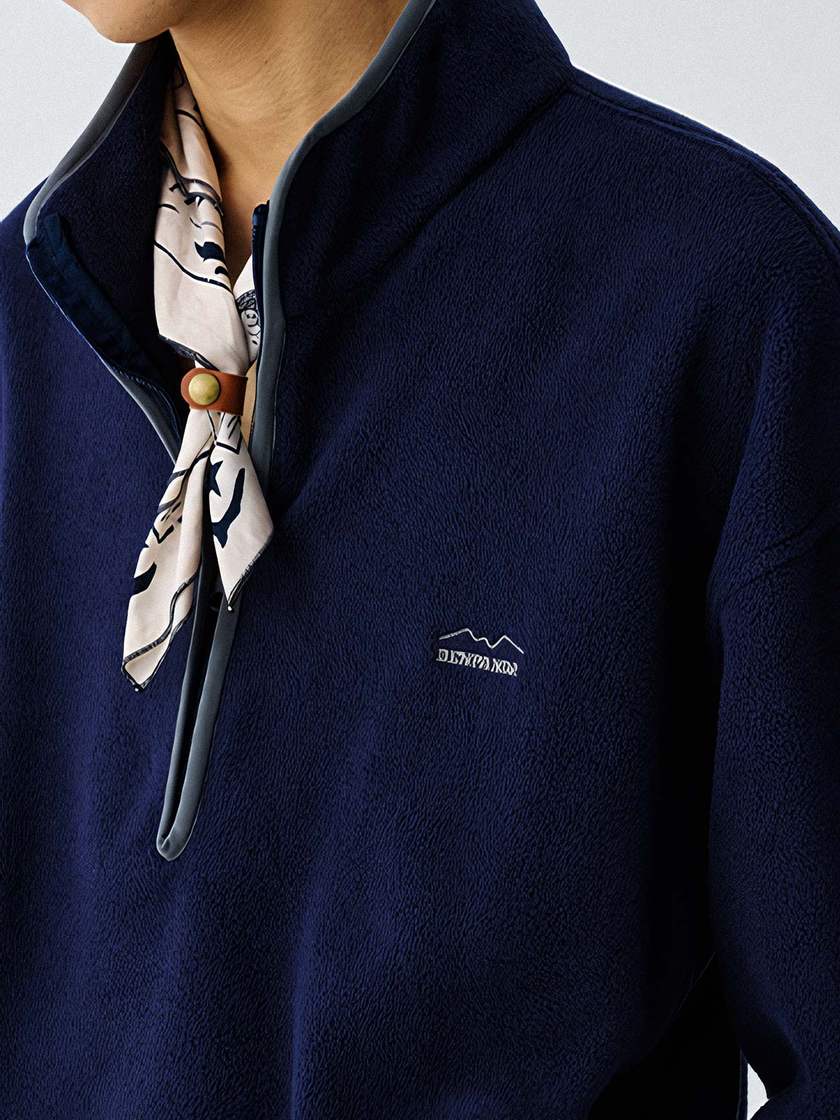 製品画像
"ハーフジップスタンドカラーフリーススウェット、シンプルな配色デザイン、胸元の刺繍がアクセント、スタンドカラーとハーフジップ仕様で快適な着心地、通気性に優れたポリエステルとナイロン混紡素材"
詳細画像
"ハーフジップスタンドカラーフリーススウェットのディテール、胸元の刺繍デザイン、ポケット付き、シンプルでモダンな配色、秋冬に最適な素材感"