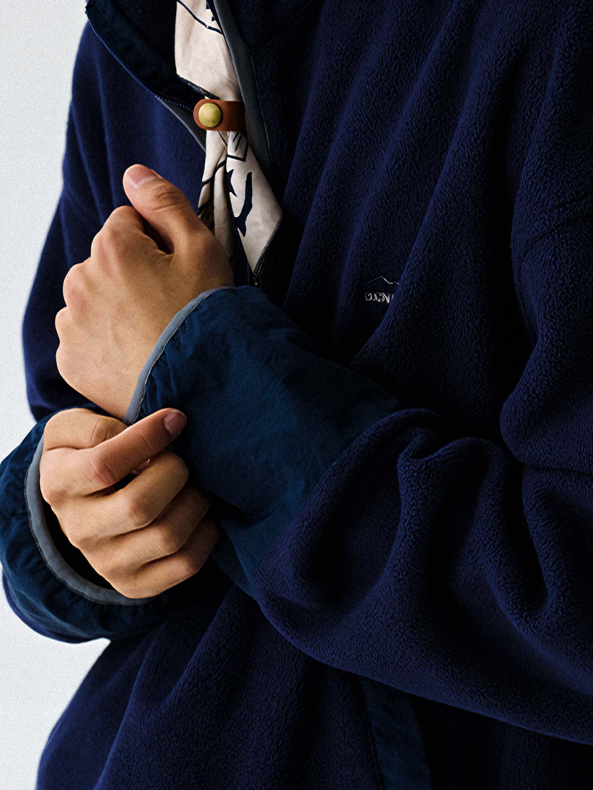 製品画像
"ハーフジップスタンドカラーフリーススウェット、シンプルな配色デザイン、胸元の刺繍がアクセント、スタンドカラーとハーフジップ仕様で快適な着心地、通気性に優れたポリエステルとナイロン混紡素材"
詳細画像
"ハーフジップスタンドカラーフリーススウェットのディテール、胸元の刺繍デザイン、ポケット付き、シンプルでモダンな配色、秋冬に最適な素材感"