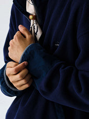 製品画像
"ハーフジップスタンドカラーフリーススウェット、シンプルな配色デザイン、胸元の刺繍がアクセント、スタンドカラーとハーフジップ仕様で快適な着心地、通気性に優れたポリエステルとナイロン混紡素材"
詳細画像
"ハーフジップスタンドカラーフリーススウェットのディテール、胸元の刺繍デザイン、ポケット付き、シンプルでモダンな配色、秋冬に最適な素材感"