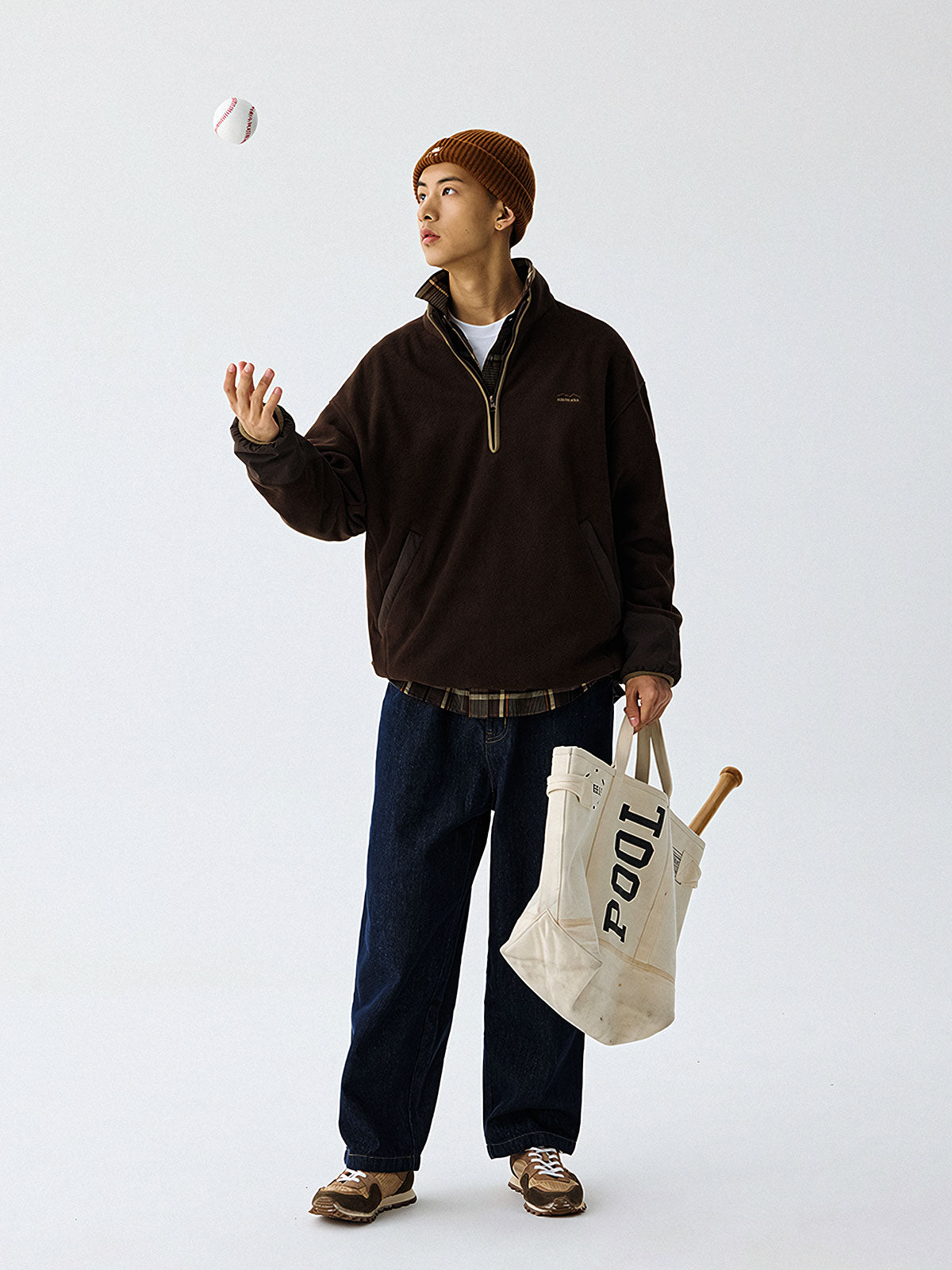 詳細画像
"ハーフジップスタンドカラーフリーススウェットのディテール、胸元の刺繍デザイン、ポケット付き、シンプルでモダンな配色、秋冬に最適な素材感"
モデル画像
"モデル着用 ハーフジップスタンドカラーフリーススウェット、スタイリッシュで都会的なデザイン、シンプルな無地と配色デザインが魅力的"