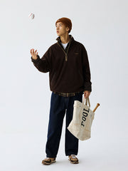 詳細画像
"ハーフジップスタンドカラーフリーススウェットのディテール、胸元の刺繍デザイン、ポケット付き、シンプルでモダンな配色、秋冬に最適な素材感"
モデル画像
"モデル着用 ハーフジップスタンドカラーフリーススウェット、スタイリッシュで都会的なデザイン、シンプルな無地と配色デザインが魅力的"