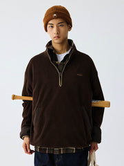 詳細画像
"ハーフジップスタンドカラーフリーススウェットのディテール、胸元の刺繍デザイン、ポケット付き、シンプルでモダンな配色、秋冬に最適な素材感"
モデル画像
"モデル着用 ハーフジップスタンドカラーフリーススウェット、スタイリッシュで都会的なデザイン、シンプルな無地と配色デザインが魅力的"