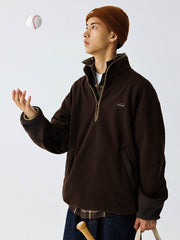 詳細画像
"ハーフジップスタンドカラーフリーススウェットのディテール、胸元の刺繍デザイン、ポケット付き、シンプルでモダンな配色、秋冬に最適な素材感"
モデル画像
"モデル着用 ハーフジップスタンドカラーフリーススウェット、スタイリッシュで都会的なデザイン、シンプルな無地と配色デザインが魅力的"