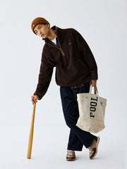 詳細画像
"ハーフジップスタンドカラーフリーススウェットのディテール、胸元の刺繍デザイン、ポケット付き、シンプルでモダンな配色、秋冬に最適な素材感"
モデル画像
"モデル着用 ハーフジップスタンドカラーフリーススウェット、スタイリッシュで都会的なデザイン、シンプルな無地と配色デザインが魅力的"