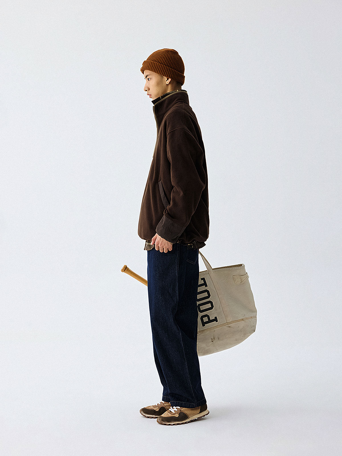 詳細画像
"ハーフジップスタンドカラーフリーススウェットのディテール、胸元の刺繍デザイン、ポケット付き、シンプルでモダンな配色、秋冬に最適な素材感"
モデル画像
"モデル着用 ハーフジップスタンドカラーフリーススウェット、スタイリッシュで都会的なデザイン、シンプルな無地と配色デザインが魅力的"