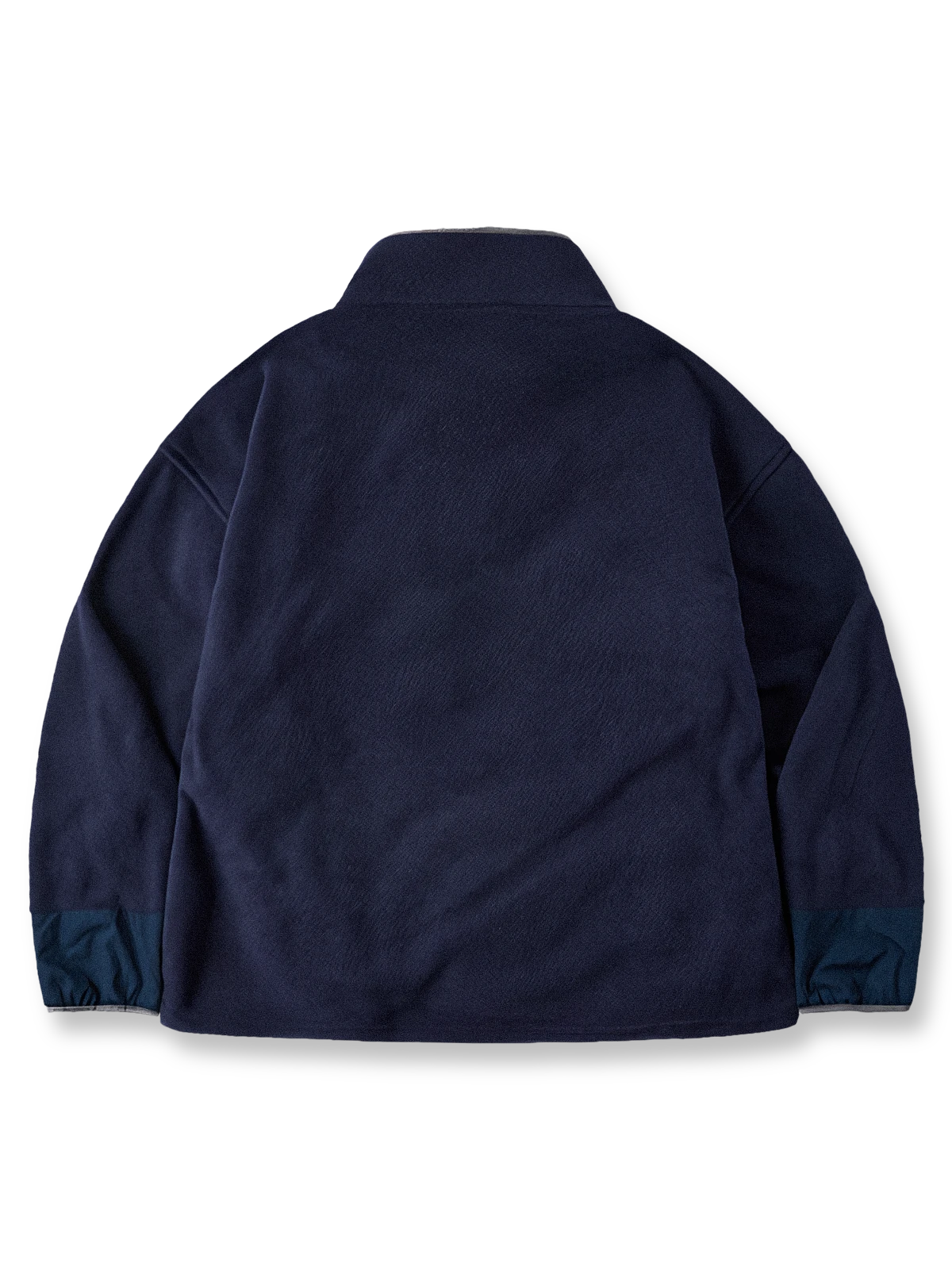 製品画像
"ハーフジップスタンドカラーフリーススウェット、シンプルな配色デザイン、胸元の刺繍がアクセント、スタンドカラーとハーフジップ仕様で快適な着心地、通気性に優れたポリエステルとナイロン混紡素材"
詳細画像
"ハーフジップスタンドカラーフリーススウェットのディテール、胸元の刺繍デザイン、ポケット付き、シンプルでモダンな配色、秋冬に最適な素材感"