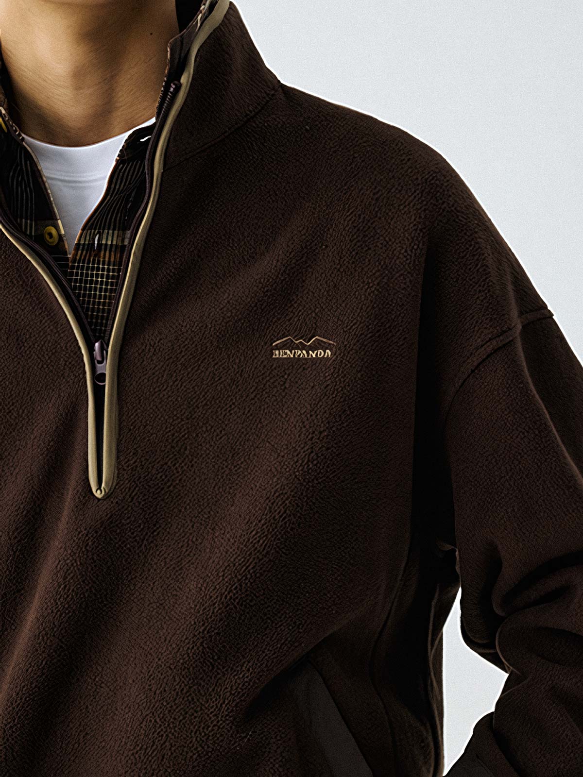 製品画像
"ハーフジップスタンドカラーフリーススウェット、シンプルな配色デザイン、胸元の刺繍がアクセント、スタンドカラーとハーフジップ仕様で快適な着心地、通気性に優れたポリエステルとナイロン混紡素材"
詳細画像
"ハーフジップスタンドカラーフリーススウェットのディテール、胸元の刺繍デザイン、ポケット付き、シンプルでモダンな配色、秋冬に最適な素材感"